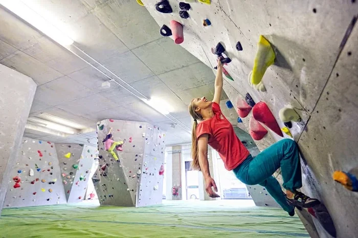 1-Hour Bouldering Session & Full Day Climbing Pass for One – The Arch, Surrey Quays