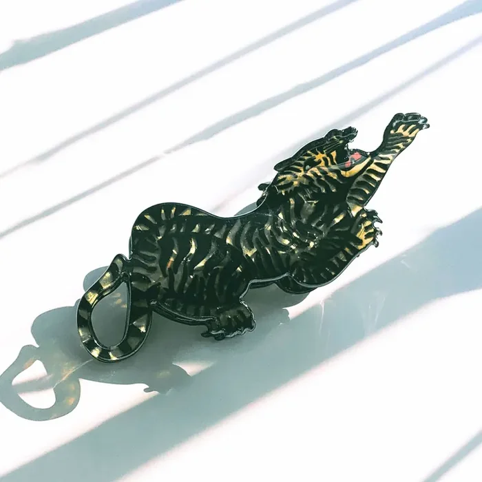 “Attack” Style Tiger Hair Clip Claw Clip in Velvet Travel Bag