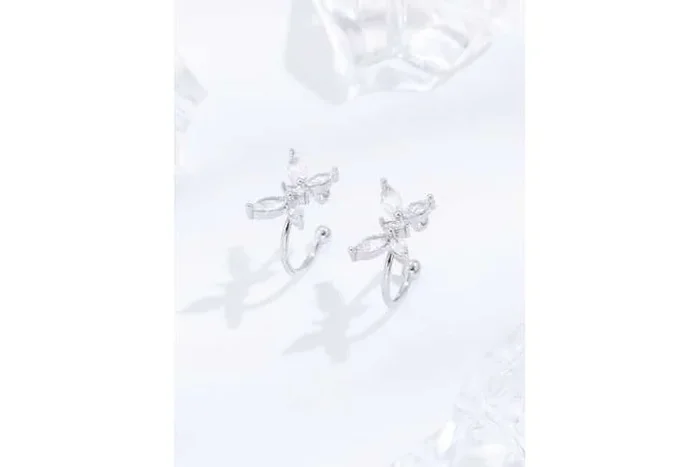 Dazzling Butterfly Ear Cuff – Radiate Elegance Without Piercing!