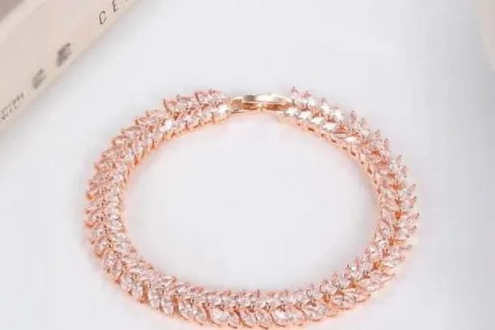 Enchanting Crystal Leaf Bracelet in Radiant Rose Gold