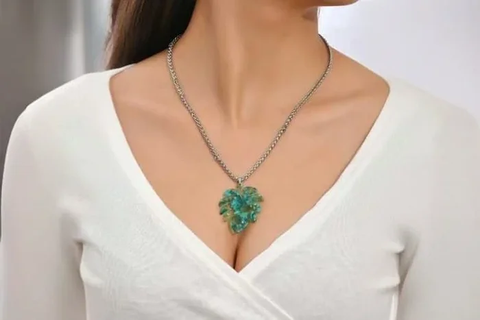 Exquisite Nature-Inspired Stainless Steel Green Leaf Keel Necklace