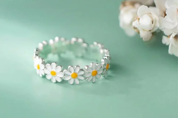 Gleaming Silver Alloy Daisy Chain Party Ring