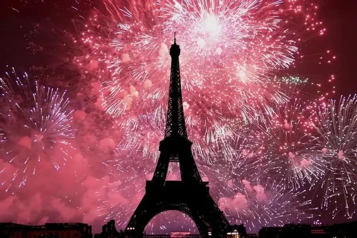 Paris New Year’s Eve Return Coach Trip with Seine River Cruise & Bubbly – 9 Pick Up Points
