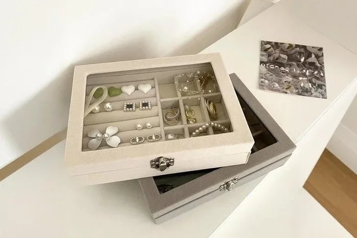 Portable Velvet Multi-Compartment Jewelry Organiser Box with Glass Lid