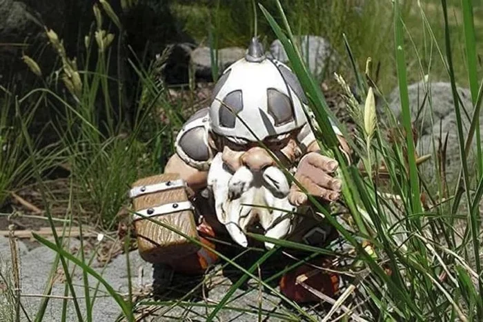 Viking Dwarf Hammer Garden Ornament – Resin Outdoor Sculpture, Nordic Patio Décor