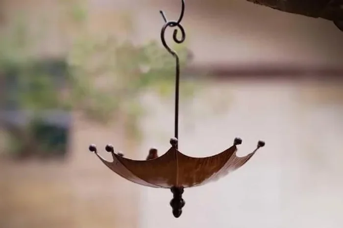 Weather-Resistant Iron Hummingbird Feeder – Umbrella Design, Easy-Clean, Wildlife-Friendly